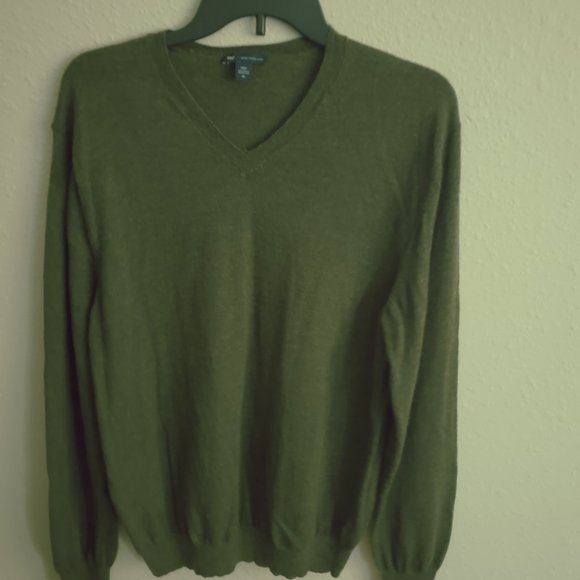 Men's Gap Italian Merino Wool long sleeve V neck sweeter, olive green. Size XL. - Picture 10 of 13